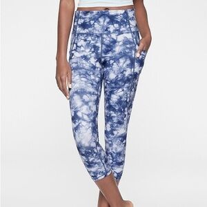 Athleta Blue and White Tie-Dye Capri leggings